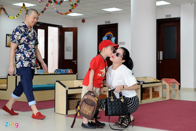 Sau khi kết thúc công việc, nam diễn viên hẹn vợ về đón con trai. Anh không giấu niềm hạnh phúc khi chia sẻ, đang có một gia đình tuyệt vời: "Ở công ty, tôi là tổng giám đốc nhưng về nhà, tôi chỉ là người chồng, người cha bình thường. Tôi rất chiều vợ và chẳng bao giờ cãi nhau hay to tiếng với cô ấy. Với tôi, vợ con là số một". Một ngày bận rộn của diễn viên chuyên vai đầu gấu