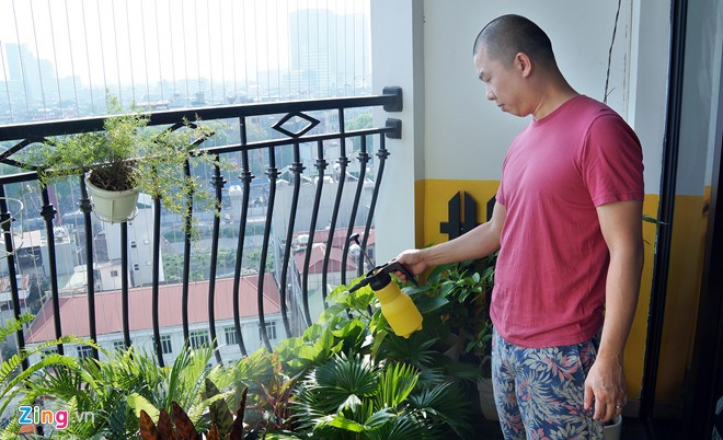 Một ngày mới của Hải Anh thường bắt đầu từ 7h. Trong khi bà xã chuẩn bị bữa sáng cho cả gia đình, nam diễn viên chuyên vai côn đồ của màn ảnh Việt tranh thủ chăm cho góc vườn nhỏ trong căn nhà rộng 250 m2 tại Royal City - một trong những tòa nhà hiện đại nhất Hà Nội. Hải Anh tâm sự, anh làm việc từ 14-16 tiếng mỗi ngày. Một ngày bận rộn của diễn viên chuyên vai đầu gấu