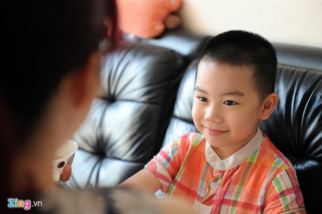 Nhắc tới cậu con trai gần 5 tuổi, Hải Anh hào hứng kể, quý tử đầu lòng rất vui tính, hay đùa và biểu cảm gương mặt rất đáng yêu. Anh hóm hỉnh chia sẻ: "Tôi luôn cho rằng mình xuất sắc. Dung nhan như thế này mà có thằng con đẹp trai so với bên ngoài. Còn đẹp hơn tôi thì quá bình thường, ai chẳng đẹp hơn tôi". Hải Anh từng tâm sự, anh chuyên đóng vai ác vì có "cái mặt không chơi được". Một ngày bận rộn của diễn viên chuyên vai đầu gấu