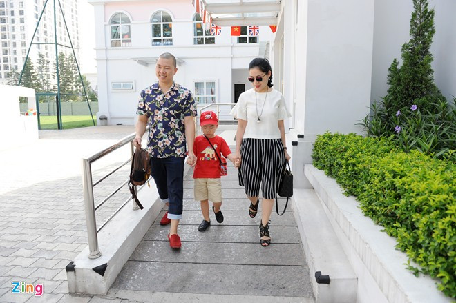 Ba thành viên cùng nắm tay ra về. Hải Anh chia sẻ, sau khi đưa vợ con về nhà, anh sẽ tiếp tục giải quyết công việc. Sau đó, nam diễn viên kiêm ông chủ sẽ ăn tối với gia đình, khép lại một ngày bằng việc cùng bà xã trò chuyện, dạy dỗ con trai. Một ngày bận rộn của diễn viên chuyên vai đầu gấu