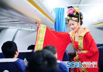Nữ sinh Học viện Hàng không Thành Đô "hóa" Võ Tắc Thiên phục vụ trên máy bay.