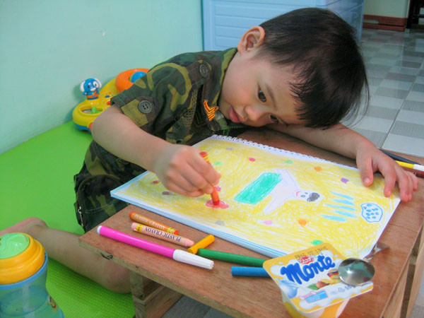 Trẻ sẽ ăn ngon miệng khi được vận động và vui chơi nhiều.