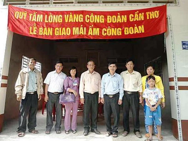 Bàn giao Mái ấm Công đoàn cho GV 