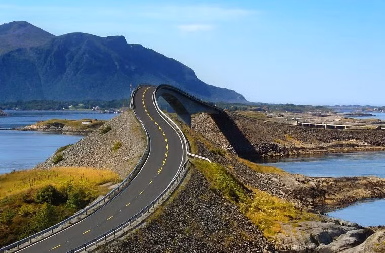 10 con đường đẹp nhất cho xe lăn bánh ảnh 1