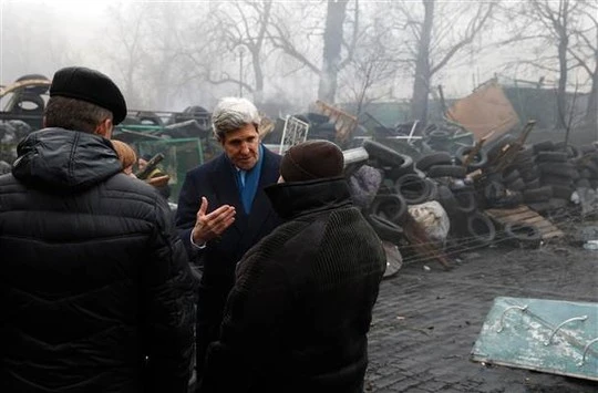 Ngoại trưởng Mỹ John Kerry trò chuyện cùng người dân trong chuyến thăm Kiev ngày 4-3. Ảnh: REUTERS