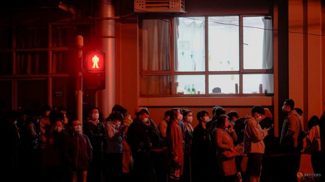 Người dân Thượng Hải xếp hàng xét nghiệm Covid-19.