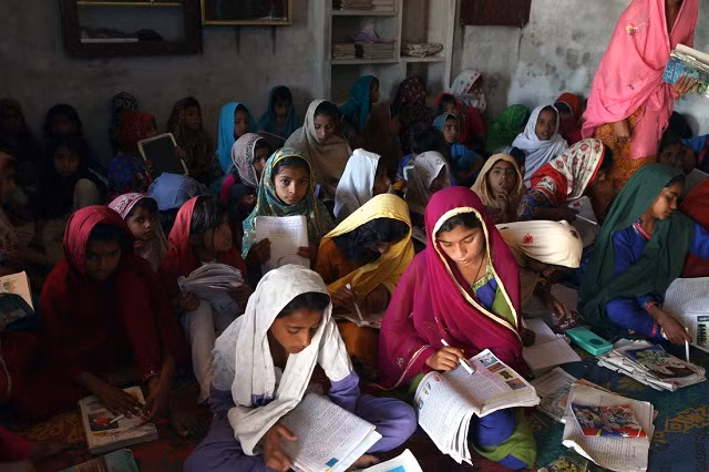 Trẻ em gái Pakistan.