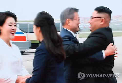 Lãnh đạo Kim Jong un và phu nhân đón Tổng thống Hàn Quốc Moon Jae-in và phu nhân tại sân bay