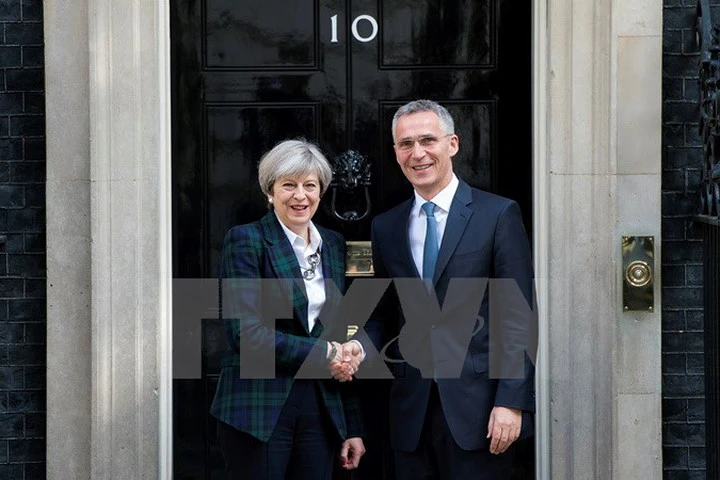 Thủ tướng Anh Theresa May (trái) và Tổng Thư ký Tổ chức Hiệp ước Bắc Đại Tây Dương Jens Stoltenberg (phải) tại nhà số 10 phố Downing ngày 10/5. (Nguồn: EPA/TTXVN) 