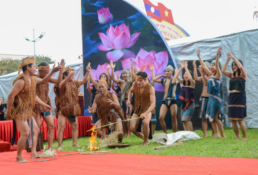 Giới thiệu, tái hiện lại nghi lễ Lập bản của cộng đồng người Cơ Tu tỉnh Quảng Nam. Giới thiệu, tái hiện lại nghi lễ Lập bản của cộng đồng người Cơ Tu tỉnh Quảng Nam.