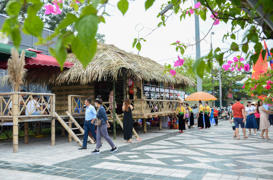 Không gian Nhà sàn - nét văn hóa đặc trưng của cộng đồng dân tộc Thái. Không gian Nhà sàn - nét văn hóa đặc trưng của cộng đồng dân tộc Thái.