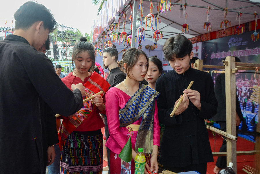 Các thanh niên trong trang phục truyền thống tìm hiểu về cây sáo trúc của Việt Nam. Các thanh niên trong trang phục truyền thống tìm hiểu về cây sáo trúc của Việt Nam.