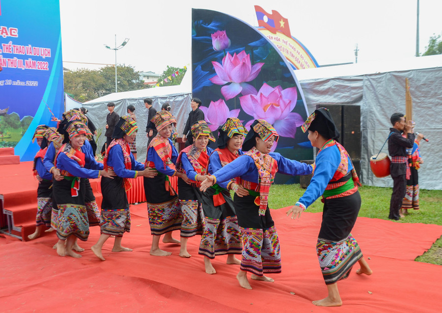 Rộn rã cùng trò chơi truyền thống. Rộn rã cùng trò chơi truyền thống.