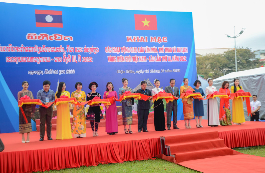 Đại biểu cắt băng khai mạc các hoạt động giao lưu văn hóa, thể thao & du lịch vùng biên giới Việt Nam - Lào lần thứ III. Đại biểu cắt băng khai mạc các hoạt động giao lưu văn hóa, thể thao & du lịch vùng biên giới Việt Nam - Lào lần thứ III.