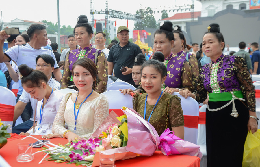 Du khách Lào (hàng trên) và đồng bào Thái Điện Biên (hàng dưới) rực rỡ trong trang phục truyền thống. Du khách Lào (hàng trên) và đồng bào Thái Điện Biên (hàng dưới) rực rỡ trong trang phục truyền thống.