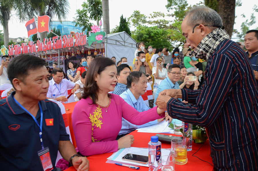 Nghi lễ buộc chỉ cổ tay truyền thống. Nghi lễ buộc chỉ cổ tay truyền thống.