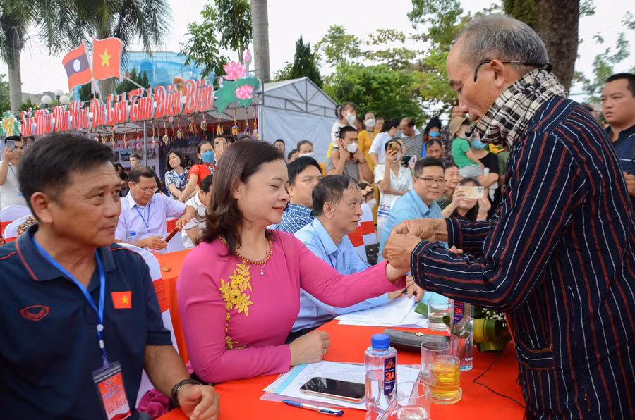 Nghi lễ buộc chỉ cổ tay truyền thống.