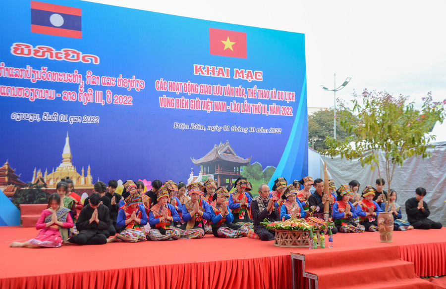 Trình diễn Lễ hội mừng cơm mới của cộng đồng người Lào tại Điện Biên. Trình diễn Lễ hội mừng cơm mới của cộng đồng người Lào tại Điện Biên.