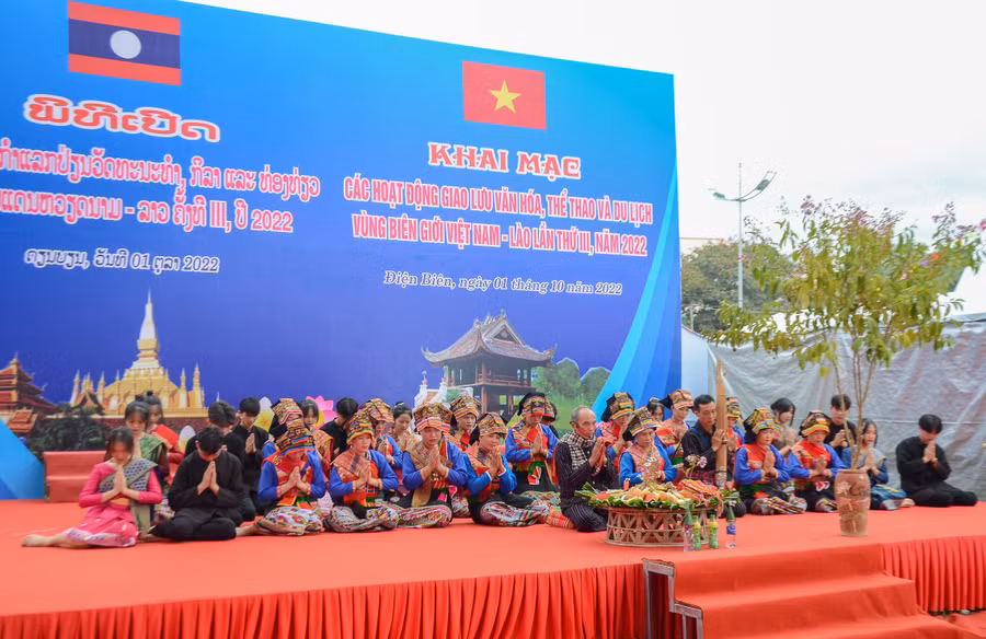 Trình diễn Lễ hội mừng cơm mới của cộng đồng người Lào tại Điện Biên.