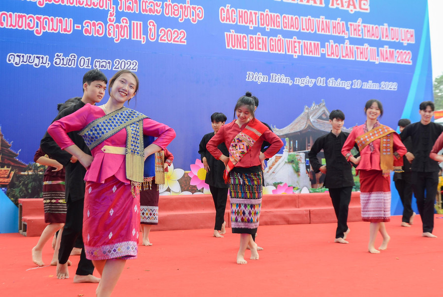 Điệu múa mang đậm sắc màu văn hóa Lào. Điệu múa mang đậm sắc màu văn hóa Lào.