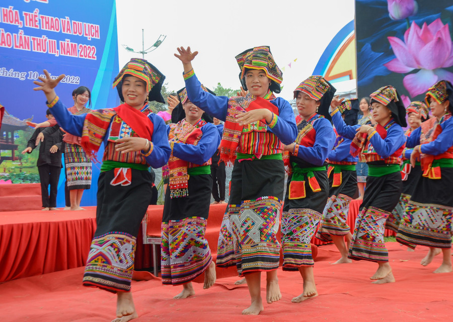 Hát múa mừng cơm mới. Hát múa mừng cơm mới.