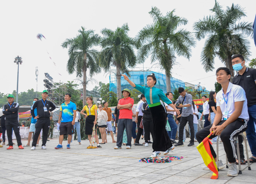 Thi đấu bộ môn ném còn của người Thái. Thi đấu bộ môn ném còn của người Thái.