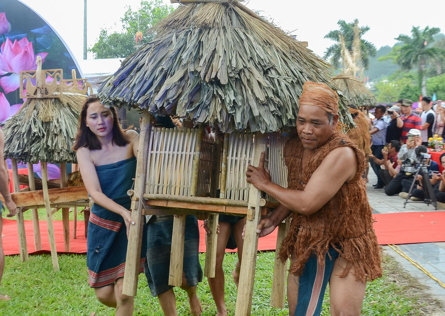 Không chỉ mang giá trị tâm linh với đồng bào Cơ Tu, nghi lễ Lập bản còn có nhiều nét độc đáo, huyền bí, thu hút đông đảo sự quan tâm của du khách. Không chỉ mang giá trị tâm linh với đồng bào Cơ Tu, nghi lễ Lập bản còn có nhiều nét độc đáo, huyền bí, thu hút đông đảo sự quan tâm của du khách.