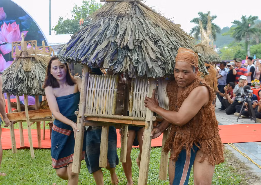 Không chỉ mang giá trị tâm linh với đồng bào Cơ Tu, nghi lễ Lập bản còn có nhiều nét độc đáo, huyền bí, thu hút đông đảo sự quan tâm của du khách.