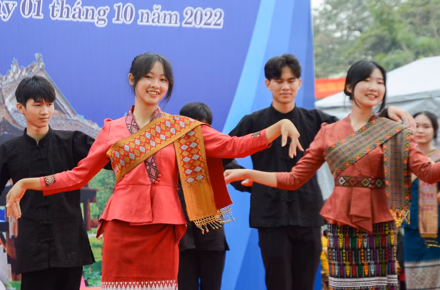 Hoạt động có sự tham gia của các nghệ nhân, nghệ sĩ, diễn viên, vận động viên quần chúng 20 tỉnh Việt Nam và Lào.