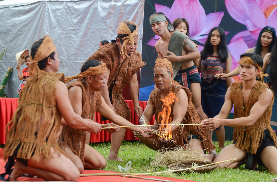 Cây đót được đốt trên ngọn lửa, nếu phát nổ sẽ đồng nghĩa với việc tổ tiên đã đồng ý cho bà con lập bản. Cây đót được đốt trên ngọn lửa, nếu phát nổ sẽ đồng nghĩa với việc tổ tiên đã đồng ý cho bà con lập bản.