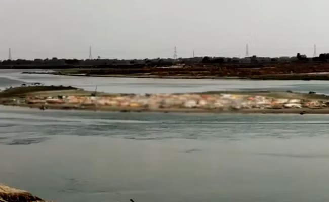 Một số thi thể không được thiêu mà chôn trong cát.