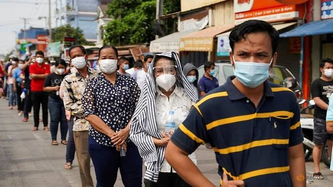 Người dân xếp hàng chờ tiêm vắc xin phòng bệnh do COVID-19 ở Phnom Penh, Campuchia.