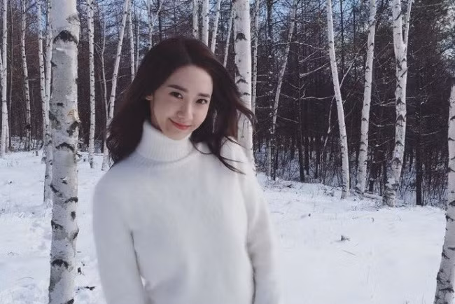 Hình ảnh nữ ca sĩ Yoona giữa trời tuyết
