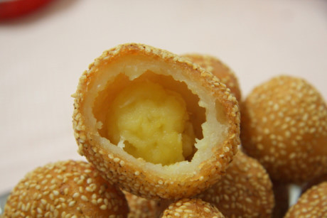Làm bánh rán vừng nhân đậu xanh ngon mê ly cho ngày cuối tuần - Ảnh 2 Lam banh ran vung nhan dau xanh ngon me ly cho ngay cuoi tuan - Anh 2