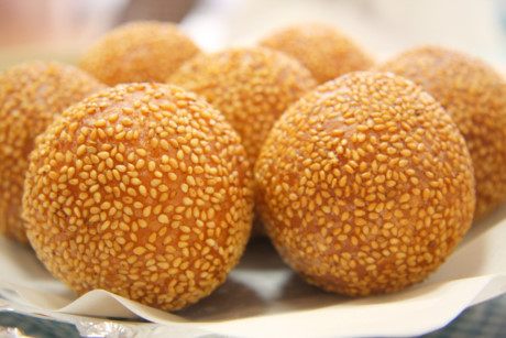 Làm bánh rán vừng nhân đậu xanh ngon mê ly cho ngày cuối tuần - Ảnh 1 Lam banh ran vung nhan dau xanh ngon me ly cho ngay cuoi tuan - Anh 1