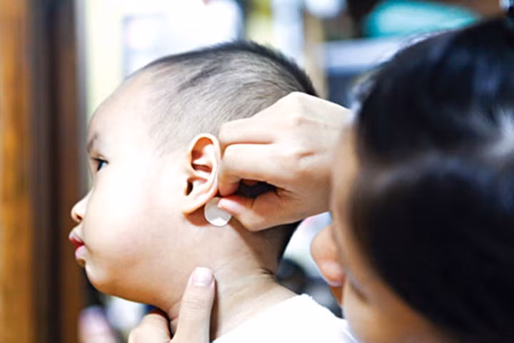 Sử dụng miếng dán chống say xe đúng cách để tránh tác dụng phụ