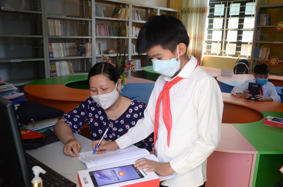 Học sinh Trường THCS Núa Ngam mượn máy tính bảng phục vụ học tập.