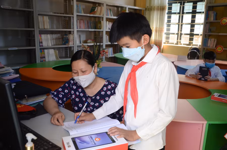 Học sinh Trường THCS Núa Ngam mượn máy tính bảng phục vụ học tập.