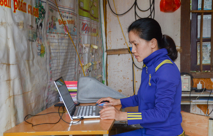 Cô giáo Nguyễn Thị Hồng ứng dụng công nghệ thông tin trong chuẩn bị bài giảng điện tử.