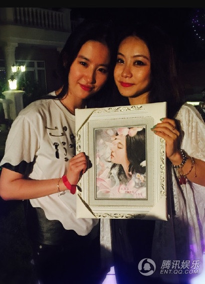 Rộ tin Lưu Diệc Phi từ chối lời cầu hôn của Song Seung Hun trong tiệc sinh nhật ảnh 6 Rộ tin Lưu Diệc Phi từ chối lời cầu hôn của Song Seung Hun trong tiệc sinh nhật ảnh 6