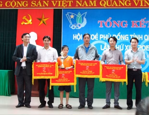 Ban tổ chức trao giải cho các đoàn tham dự đạt thành tích cao