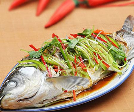 Nếu bạn để một miếng mỡ gà lên mình cá, thịt cá sẽ béo ngậy, thơm ngon. ca