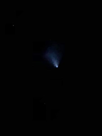 Ánh sáng xanh khiến nhiều người cho là từ UFO. Ánh sáng xanh khiến nhiều người cho là từ UFO.