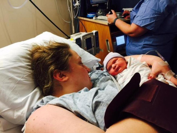 Kropas sinh con gái chỉ sau một tiếng biết mình có thai. Ảnh: Nydailynews
