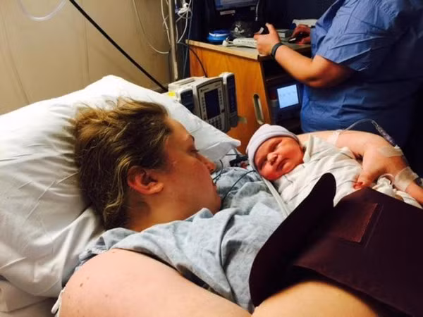 Kropas sinh con gái chỉ sau một tiếng biết mình có thai. Ảnh: Nydailynews
