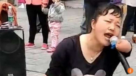 Mẹ nhận ra con gái mất tích 15 năm sau khi xem video cô gái hát rong trên mạng - Ảnh 1 Me nhan ra con gai mat tich 15 nam sau khi xem video co gai hat rong tren mang - Anh 1