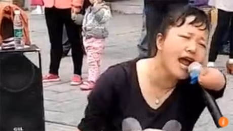 Me nhan ra con gai mat tich 15 nam sau khi xem video co gai hat rong tren mang - Anh 1