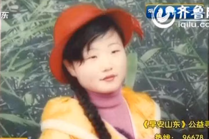 Mẹ nhận ra con gái mất tích 15 năm sau khi xem video cô gái hát rong trên mạng