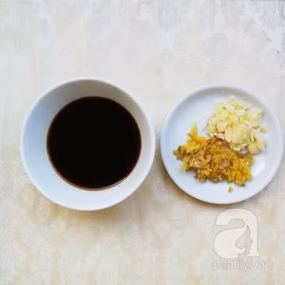 Cho nước tương, dầu hào, đường và nước vào một cái bát rồi hòa tan hỗn hợp. Tỏi, gừng đập dập rồi băm nhỏ.