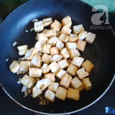 Cho gừng, tỏi vào chảo với một ít dầu ăn xào cho đến thơm rồi cho đậu phụ vào xào qua.